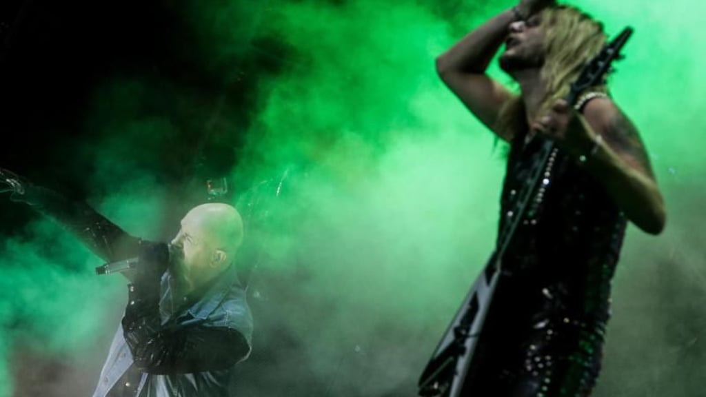 Rob Halford (à gauche), chanteur et Richie Faulkner, guitariste du groupe de metal Judas Priest, au WOA Wacken Open Air 2015.