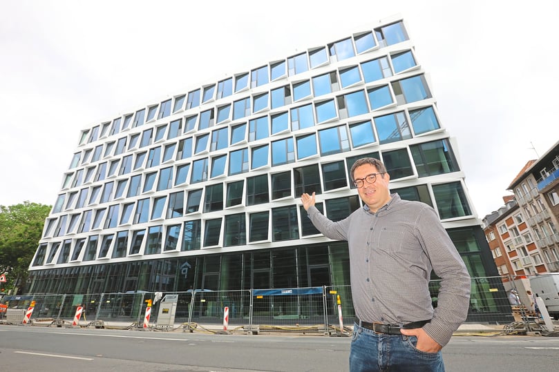 Direktor Sascha präsentiert das neue Hotel