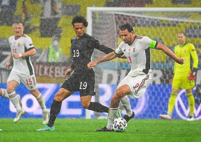 Im strömenden Regen von München erspielte sich „Die Mannschaft“ (hier Leroy Sane im Zweikampf) ein 2:2 gegen Ungarn.