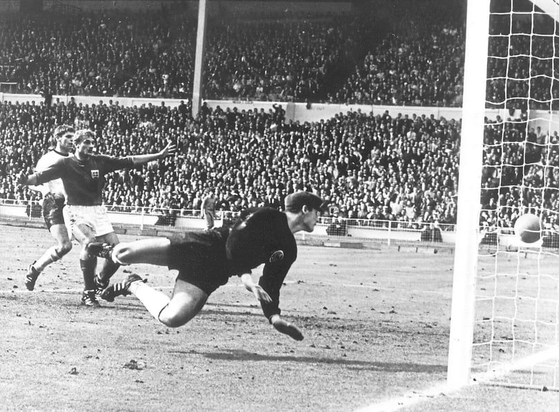 England gegen Deutschland in Wembley. Eigentlich eine Aussicht, bei der jedem Fan der Nationalmannschaft das Herz aufgeht. Doch ausgerechnet jetzt steigen die Corona-Zahlen in Großbritannien wegen der als besonders ansteckend geltenden Delta-Variante wieder an. Vor dem EM-Achtelfinale der deutschen Fußball-Nationalelf am kommenden Dienstag (18.00 Uhr) ist eines schon klar: Reisende Unterstützer des DFB-Teams aus Deutschland gehen offiziell leer aus.