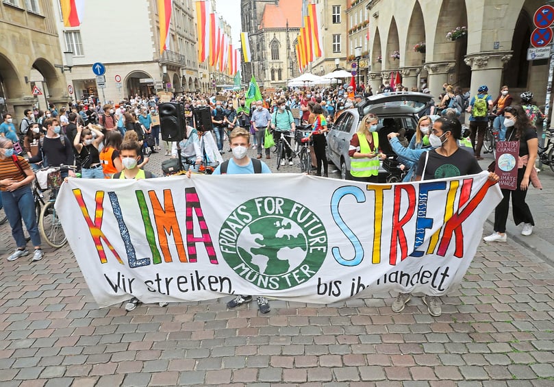 Um 14 Uhr startete am Freitag, 25.Juni 2021, der Klimastreik von Fridays for Future Münster. Knapp 1000 Menschen beteiligten sich laut Polizei an dem Klimastreik unter dem Motto „Klimaschutz ist Menschenrecht“. Zur Abschlusskundgebung mitReden, Slam Poetry und Musik u.a. von der MünsteranerPop-Rock-Band Red Ivy war der Schlossplatz voll.