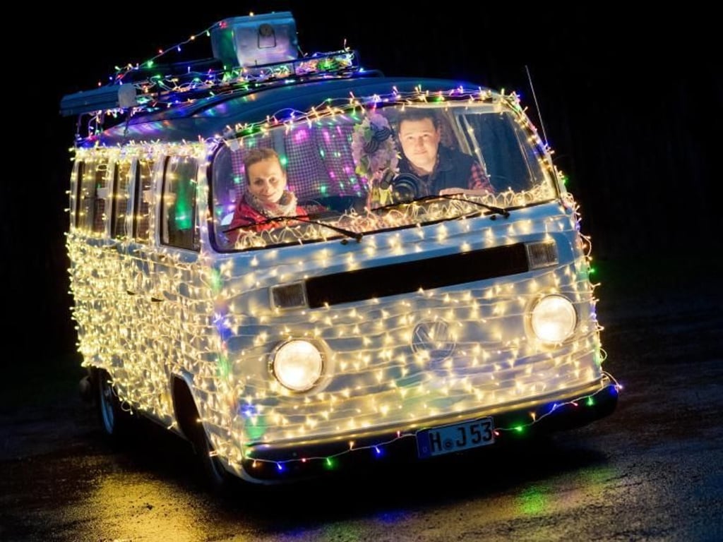 Bastler schmückt alten VW-Bulli mit 2500 LEDs
