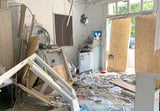 In der Nacht auf Freitag (4. Juni) versuchten bisher Unbekannte einen Geldautomaten im Dettener Dorfladen in Schapdetten zu sprengen. Der Laden wurde durch die Sprengung verwüstet.