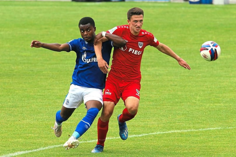 Münsters Dominik Klann im Zweikampf mit Schalkes Daniel Kyerewaa.
