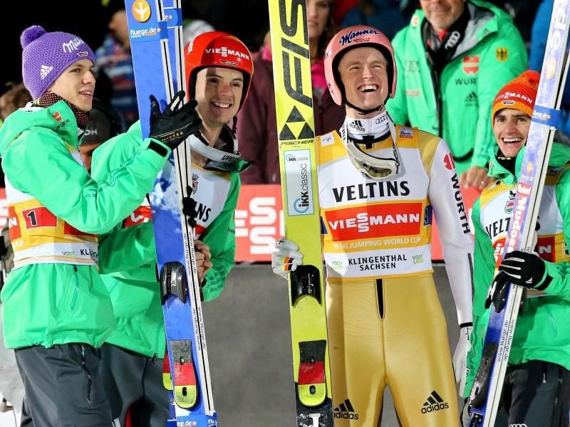 Deutsche Skispringer starten mit Team-Sieg