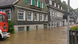 Bei den Überschwemmungen in Nordrhein-Westfalen ist ein 77 Jahre alter Mann aus Kamen (Kreis Unna) gestorben. Der Mann sei in dem unter Wasser stehenden Keller seines Wohnhauses ums Leben gekommen, teilte die Polizei am Donnerstag mit.