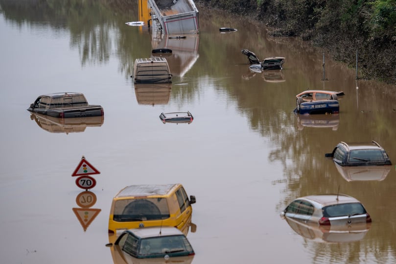 Auf der Bundesstraße 265 bei Erftstadt sind Fahrzeuge fast vollständig im Wasser versunken.