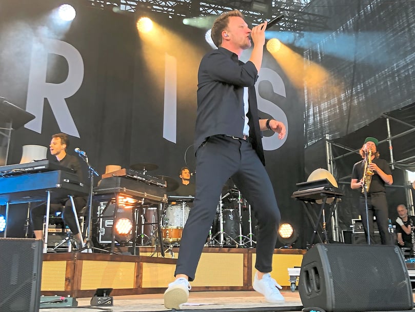 Joris auf der Bühne des Gartenschaugeländes in Schloß Neuhaus - mit einem Teil seiner Band, die er als die besten Musiker der Nation bezeichnete.