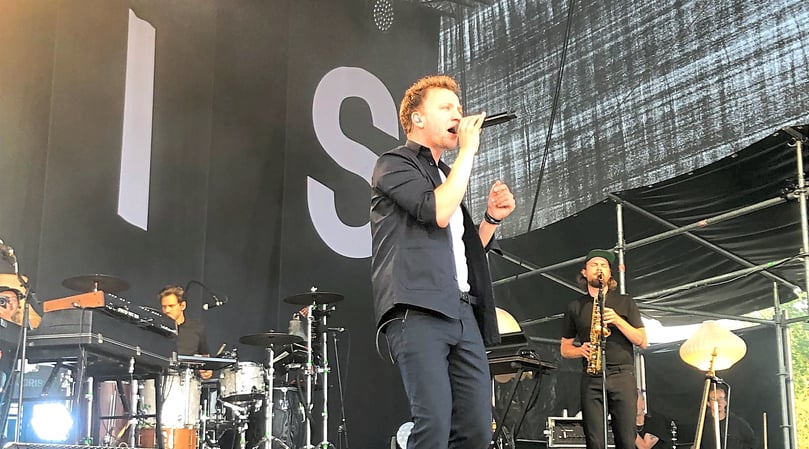 Joris beeindruckte seine Zuhörer durch sein enormes musikalisches Können. Seine eigentlich raue Stimme erreicht auch die höchsten Töne scheinbar mühelos.