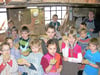 Sichtlich Freude an ihren Tonigeln hatten die Kinder der OGS, die zu Besuch in der Töpferei Schäfer waren.