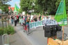Gut 100 Demonstranten verleihen am Freitag in einem Protestzug ihrem Unmut über die Erweiterungspläne der Firma Storck Ausdruck. An der Kreuzung Paulinenstraße/Margarethe-Windthorst-Straße werden Reden gehalten und Lieder gesungen.