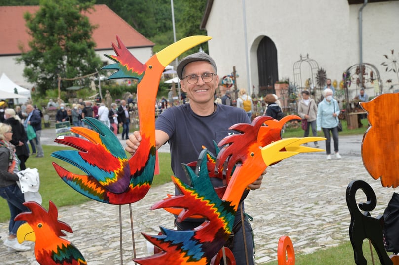 Thomas Beck (49) umgeben von Holzkunsthandwerken seines Unternehmens „Beck Holzdesign.