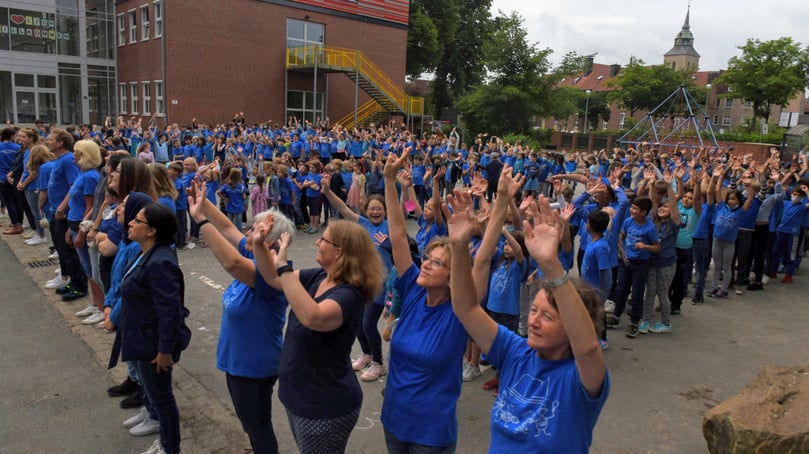 Flashmob am letzten Tag in der St. Martinigrundschule in Greven.