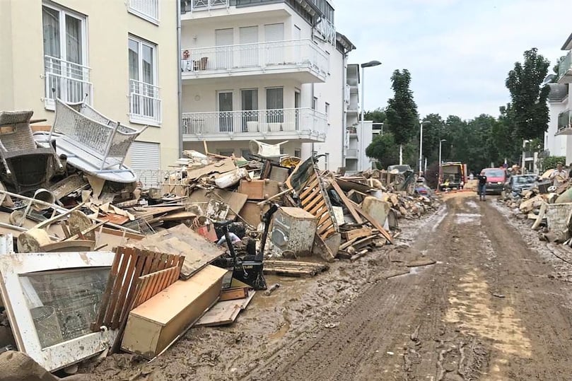 Meterhoch türmt sich der Müll auf den Straßen.