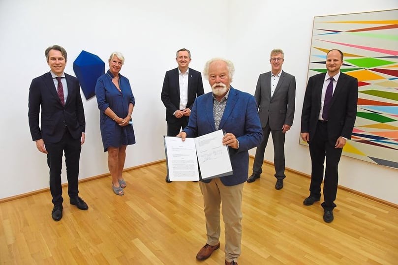 Der Vertrag ist unterzeichnet: LR und Leifeld-Stiftung kooperieren auch beim Millionenprojekt Logistikzentrum.