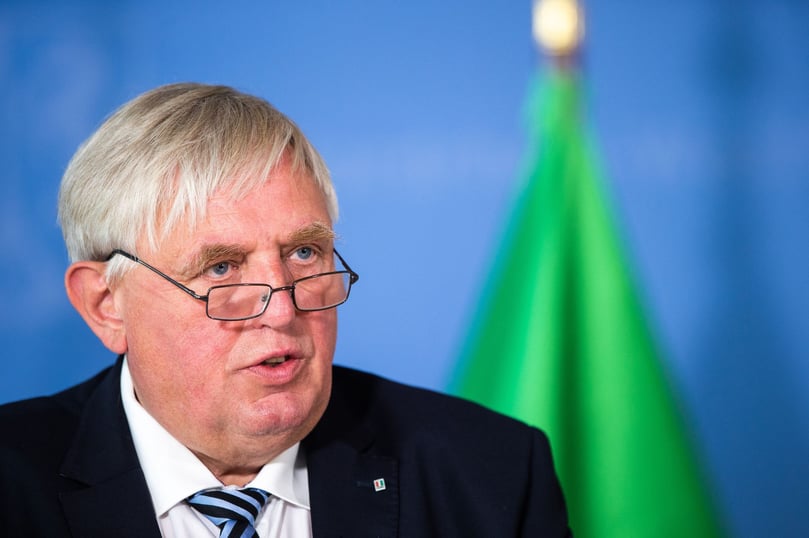 Am Freitag (20. August) tritt in NRW eine neue Coronaschutz-Verordnung (pdf) in Kraft. Wie Gesundheitsminister Karl-Josef Laumann erklärte, entfallen die vier bisherigen Inzidenzstufen. Entscheidend ist nur noch, ob eine kreisfreie Stadt oder ein Kreis bzw. das ganze Bundesland über einer Inzidenz von 35 liegt. Da der Wert von 35 landesweit aktuell erreicht ist, greifen die Regelungen ab Freitag einheitlich in ganz Nordrhein-Westfalen.