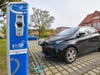 Ein Elektroauto vom Typ Renault Zoe lädt an einer Ladesäule in Cottbus.