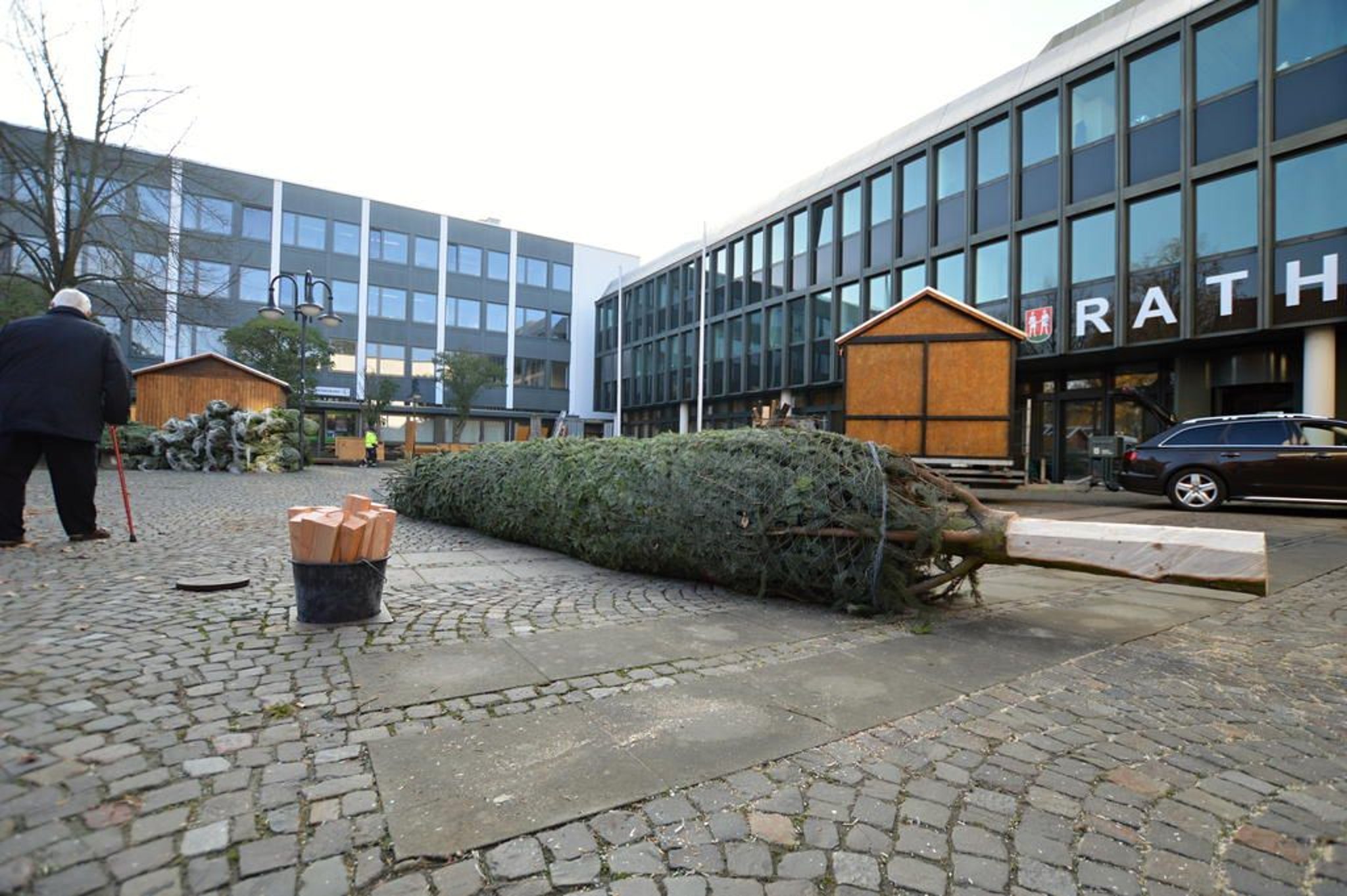 Weihnachtsmarkt in Bünde So lief die Aufstellung der Tanne