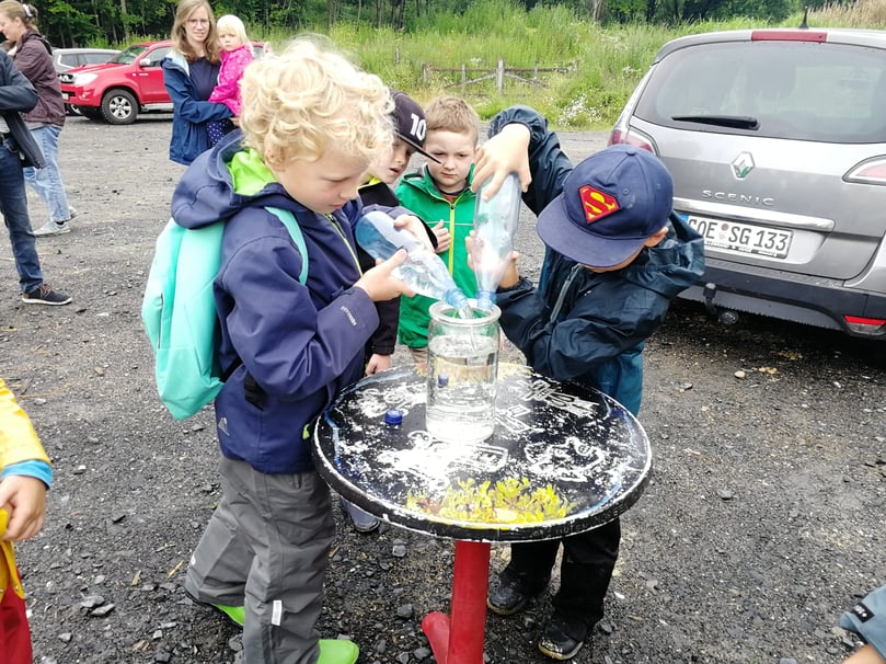Die Mineralogin Dr. Sigrid Kramm-Glade weiß ganz genau, wie der Baumberger Sandstein entsteht. Zum Auftakt des Havixbecker Ferienprogramms brachte sie das den Kindern auf ganz praktische Weise im Steinbruch der Firma Dirks näher.