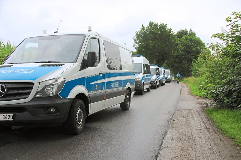 Die Polizei suchte auch am Montagmorgen noch nach Spuren in der Umgebung des Tatorts.