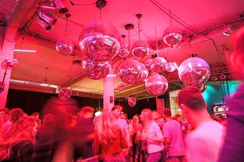 Angesichts der niedrigen Coronazahlen wagt Nordrhein-Westfalen einen großen Schritt in Richtung Normalität: Auch Disco, Kirmes und Volksfeste werden mit kleinen Auflagen wieder möglich. In vielen Bereichen fallen zudem Kontaktbeschränkungen, Masken- und Nachverfolgungspflichten - aber nicht überall. Möglich macht das eine neue „Inzidenzstufe Null“, die NRW-Gesundheitsminister Karl-Josef Laumann (CDU) am Mittwoch in Düsseldorf vorstelle. Er erläuterte die wichtigsten Bereiche der ab Freitag bis zum 5. August wirksamen aktualisierten Corona-Schutzverordnung. „Die neue Inzidenzstufe ermöglicht eine weitgehende Normalisierung vieler Lebensbereiche“, betonte er.