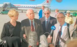 Michail Gorbatschow mit seiner Tochter und dem russischen Botschafter kurz vor dem Abflug vom Flughafen FMO am 22. September 1999. Raissa Gorbatschowa war zwei Tage zuvor gestorben.