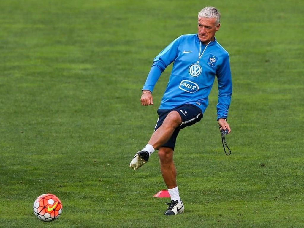 Paderborn Didier Deschamps testet den Rasen der HomeDeluxeArena