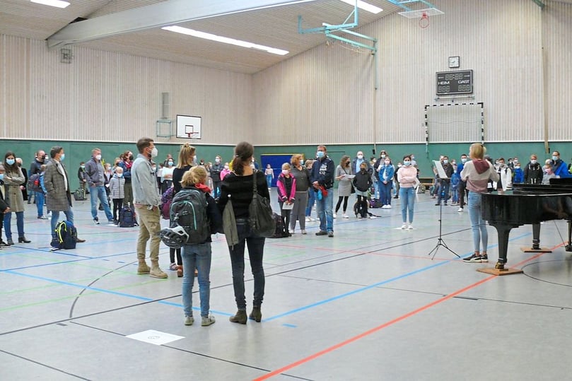 Weiträumig waren die Kinder und ihre Eltern in der Mehrzweckhalle verteilt.