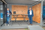 Bürgermeister Sebastian Täger (r.) mit Moderator Holger Beller im Entwurf der Mobilstation.