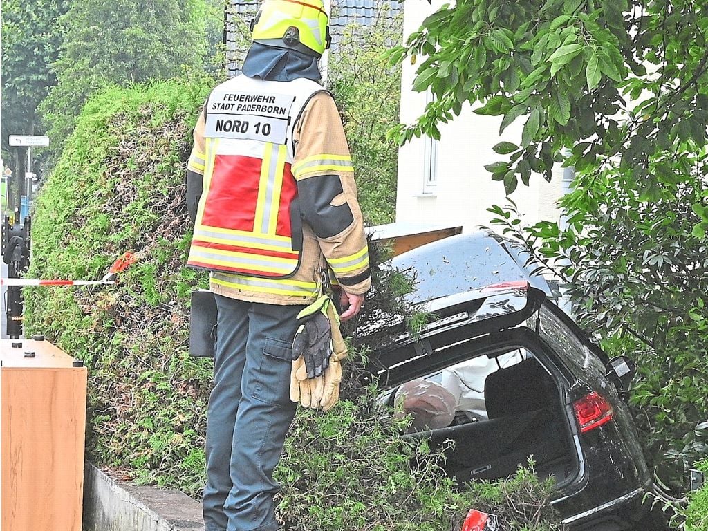 Notfall am Steuer Auto kracht durch Zaun in