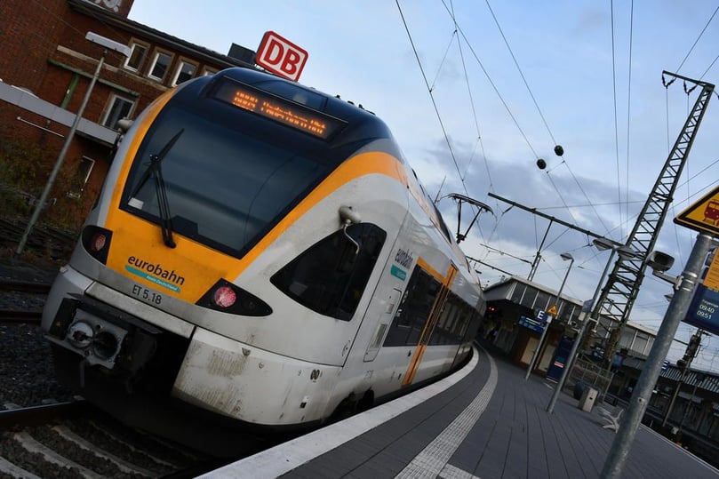 RB 89 fährt halbstündlich mit Halt in Münster Hbf - Münster-Hiltrup - Rinkerode - Drensteinfurt - Mersch - Bockum-Hövel - Hamm (Westf) - . . . - Soest - . . . - Lippstadt - . . . - Paderborn Hbf