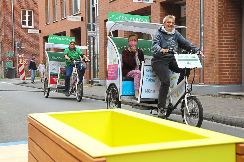 Da einige Bushaltestellen wegen der Sperrung der Hörsterstraße nicht angefahren werden können, fährt ein Shuttlebus. Auch Rikschas sind auf der Strecke nun unterwegs.