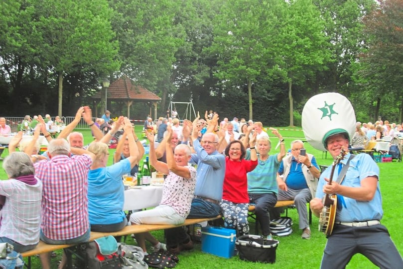 Akustischer Swing und Dixie , bekannte Melodien , damit traf die Marching - Combo " Jazzpolizei" den Geschmack der Besucher beim Picknick mit Ohrenschmaus auf dem Dorfplatz in Westbevern .
