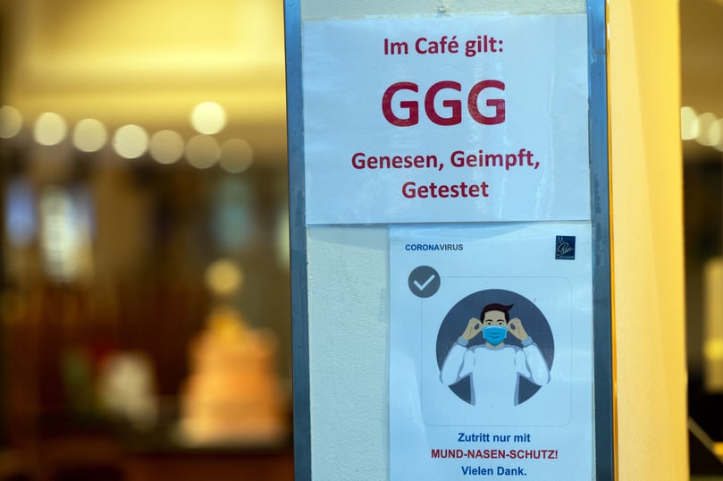 Gelten die neuen 3G-Regeln auch für die Bundestagswahl?Geimpft, genesen, getestet: Wer ins Speiselokal will, muss seit Freitag in Nordrhein-Westfalen eines der drei „Gs“ nachweisen können. Zumindest dort, wo die 7-Tage-Inzidenz über 35 liegt. Für die Wahllokale bei der Bundestagswahl gilt das aber nicht. „Wählen ist ein Grundrecht“, sagt der für Wahlen zuständige Sprecher im NRW-Innenministerium auf dpa-Anfrage.