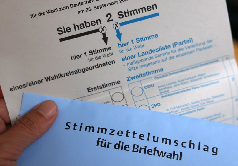 Wird es zentrale Vorgaben für die Wahllokale geben?„Die Gegebenheiten vor Ort sind so unterschiedlich, dass zentrale Vorgaben wenig Sinn machen“, sagt der Sprecher des NRW-Innenministeriums. Um die Identität des Wahlberechtigten zu überprüfen, könnte es ohnehin notwendig sein, dass dieser die Maske kurz herunterzieht, um einen Blick auf sein Gesicht zu gewähren.