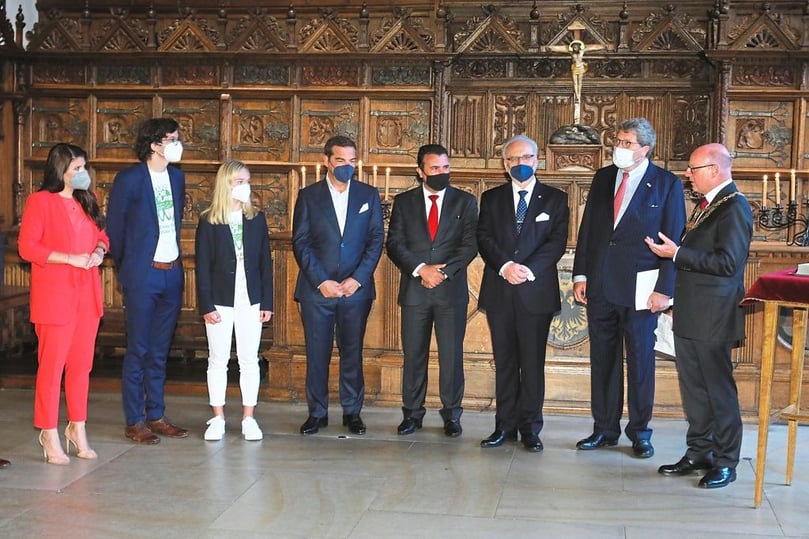 Am Samstagmorgen empfing Oberbürgermeister Markus Lewe (r.) anlässlich der Verleihung des Westfälischen Friedenspreis die Preisträger, Laudatoren und Vertreter der Wirtschaftlichen Gesellschaft für Westfalen und Lippe) im Rathaus (v.l.): Sarna Röser (Laudatorin), Felix Finkbeiner und Jana Reiter (beide Plant for the Planet), Alexis Tsipras, Zoran Zaev, Eglis Levits (Laudator) und Dr. Reinhard Zinkann (Wirtschaftliche Gesellschaft für Westfalen und Lippe).