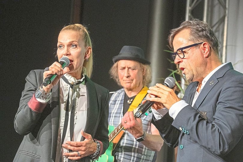 Zum 9. „Eagles Krimi-Cup“ gehörte auch wieder ein Galaabend. Zahlreiche Prominente waren zu Gast im Mövenpick-Hotel. Unter anderem auch (v.l.) Anna Loos, Steffi Stephan und Jan Josef Liefers.