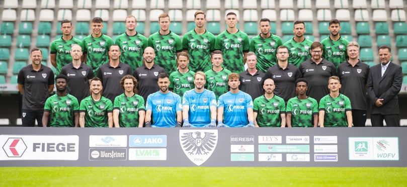 Der SC Preußen Münster - Saison 2021/22: Untere Reihe von links: Manfred Kwadwo, Joshua Holtby, Jules Schwadorf, Marko Dedovic, Maximilian Schulze Niehues, Steffen Westphal, Marvin Thiel, Henok Teklab und Thorben Deters. Mittlere Reihe von links: Sascha Hildmann, Louis Cordes, Carsten Nulle, Tim Geidies, Julian Schauerte, Dominik Klann, Matthias Sieme, Lukas Brüggemann, Helge Dahms, Dr. Tim Hartwig und Harald Menzel. Oben von links: Marcel Hoffmeier, Nicolas Remberg, Simon Scherder, Gerrit Wegkamp, Jannik Borgmann, Jan Dahlke, Dennis Daube, Alexander Langlitz, Deniz Bindemann.