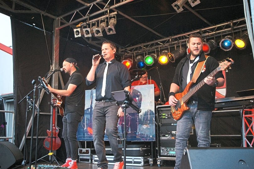 Everswinkel; Kölsche Cover Band - Benefizkonzert am 4.8.2021 auf dem Gelände der Firma Strohbücker zugunsten der Flutopfer; 200 Besucher (mehr nicht möglich wegen Corona-Vorschriften); Konzert 20 bis 22 Uhr; Erlös am Ende ca 6500 Euro