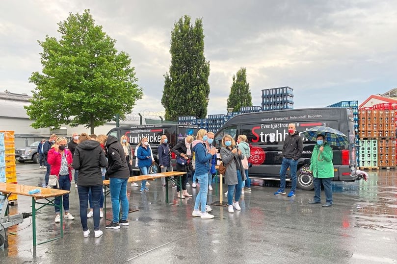 Everswinkel; Kölsche Cover Band - Benefizkonzert am 4.8.2021 auf dem Gelände der Firma Strohbücker zugunsten der Flutopfer; 200 Besucher (mehr nicht möglich wegen Corona-Vorschriften); Konzert 20 bis 22 Uhr; Erlös am Ende ca 6500 Euro