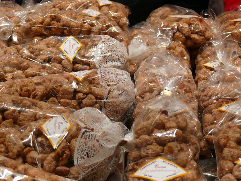 Eine 100 Gramm-Packung gebrannte Mandeln kostet 3,50 Euro.