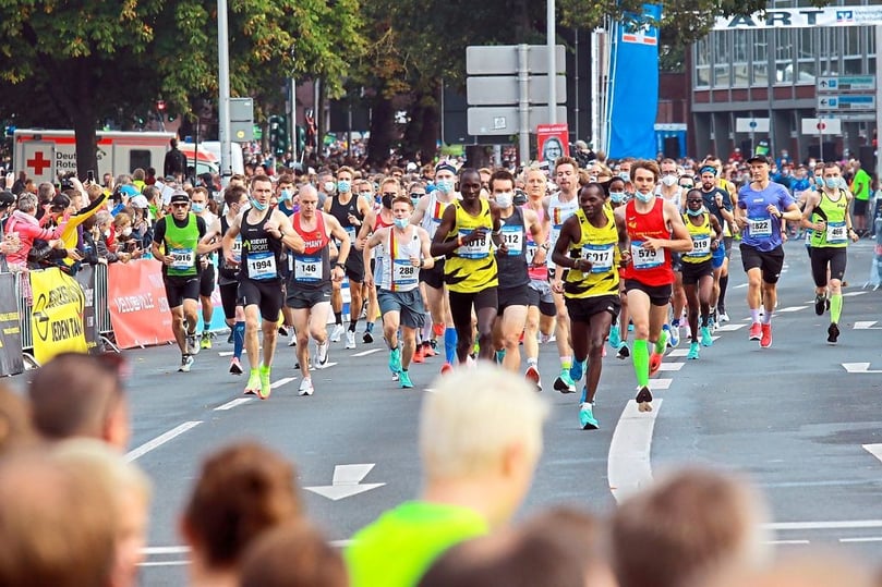 Große Bühne für insgesamt Tausende Läuferinnen und Läufer: Am Sonntag (12. September 2021) startete vor dem Schloss der 19. Volksbnk-Münster-Marathon.