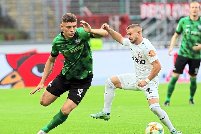 Am 7. Spieltag der Regionalliga West stand der West-Schlager auf dem Spielplan: SC Preußen Münster empfing RW Essen. SCP-Akteur Nicolai Remberg (l.) traf somit unter anderem auf den Essener Kevin Holzweiler.
