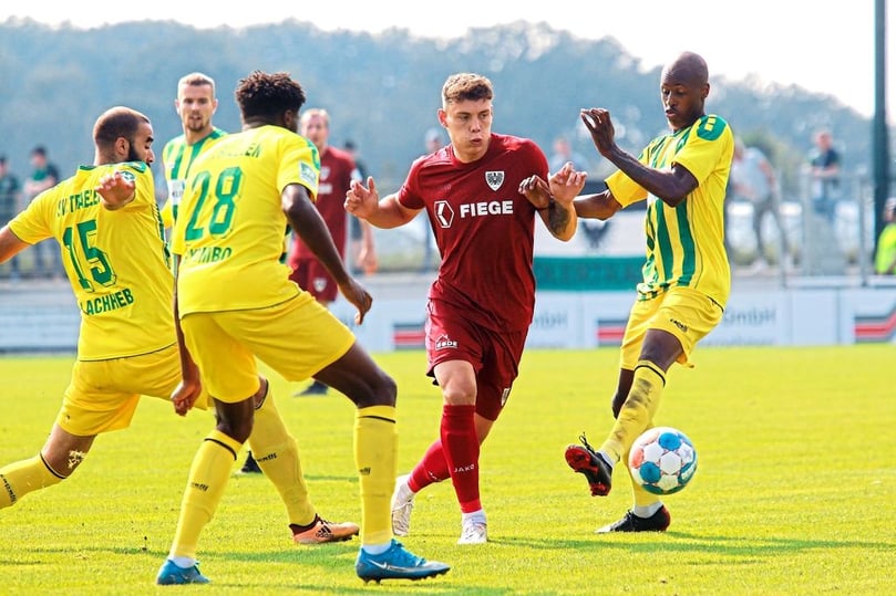 Münsters Nicolai Remberg bekommt es in dieser Szene gleich mit drei Spielern des SV Straelen zu tun.