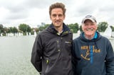 Peter Overschmidt, Inhaber der gleichnamigen Segelschule (r.), und Matthias Unger (SCM) freuen sich über das große Teilnehmerfeld beim Opti-Cup am Sonntagnachmittag auf dem Aasee.