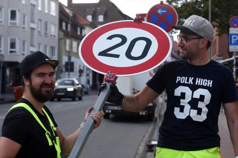 Für die Versuchszeit gilt auf einem Abschnitt Tempo 20, damit Radler nicht gefährdet werden.