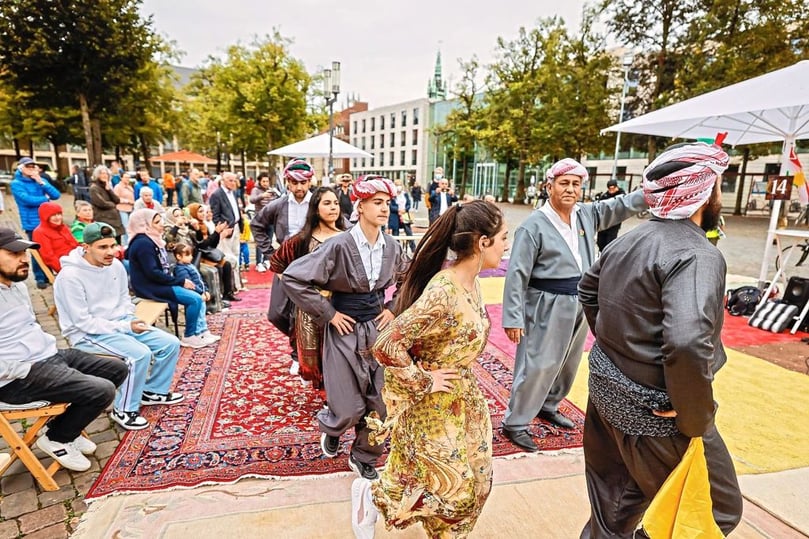 Der West-Östlicher Diwan auf dem Domplatz zeigt bei Kulturbeiträgen auf den Teppichinseln das Verschmelzen der Kulturen zwischen Orient und Okzident.