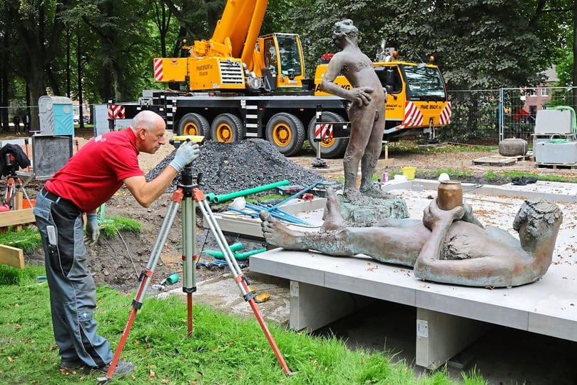 Vier Jahre nach Gründung der Bürgerinitiative "Dein Brunnen für Münster e.V. ist es endlich soweit. Der Brunnen "Sketch for a Foutain" der amerikanischen Künstlerin Nicole Eisenman wird an seinem angestammten Platz an der Promenade installiert.