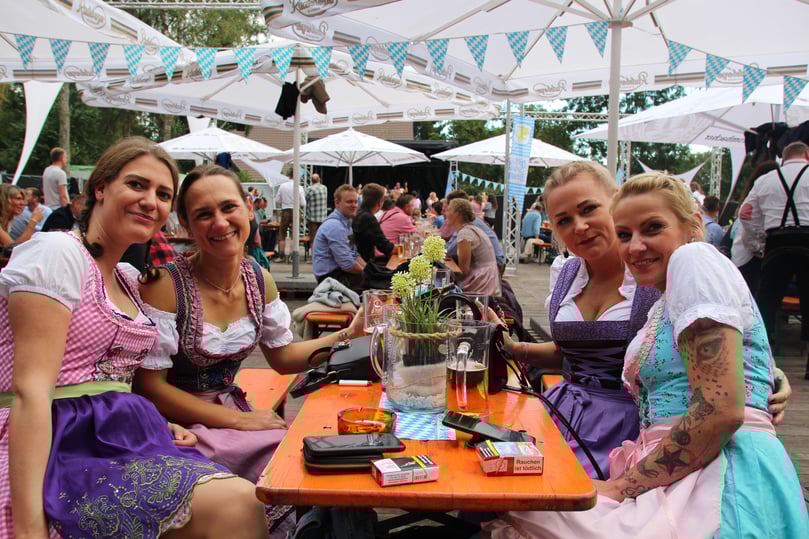 Ausgelassen war die Stimmung beim Oktoberfest im Event-Biergarten.