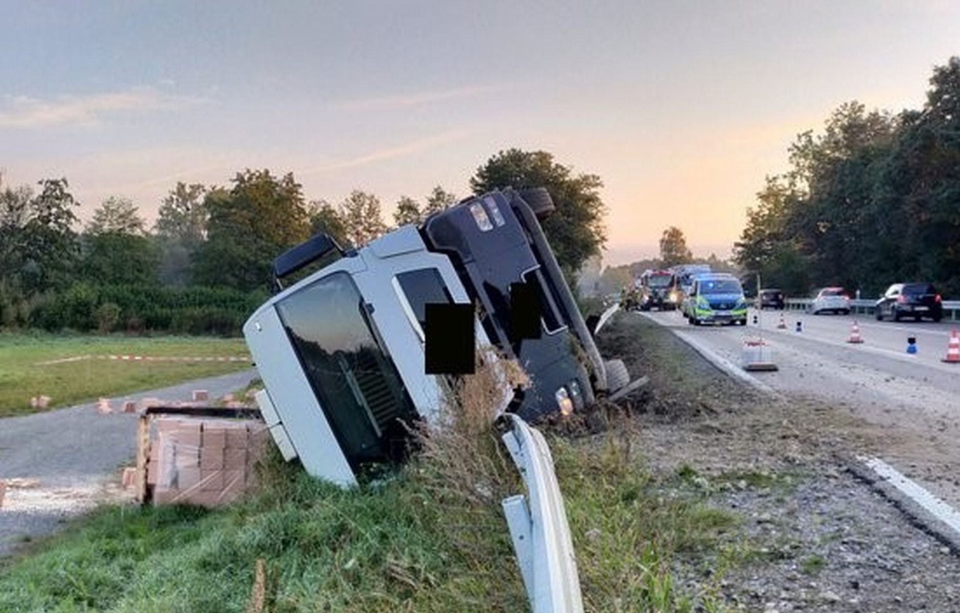 B1/Paderborn – Sperrung Nach Unfall: Lkw Durchbricht Leitplanke